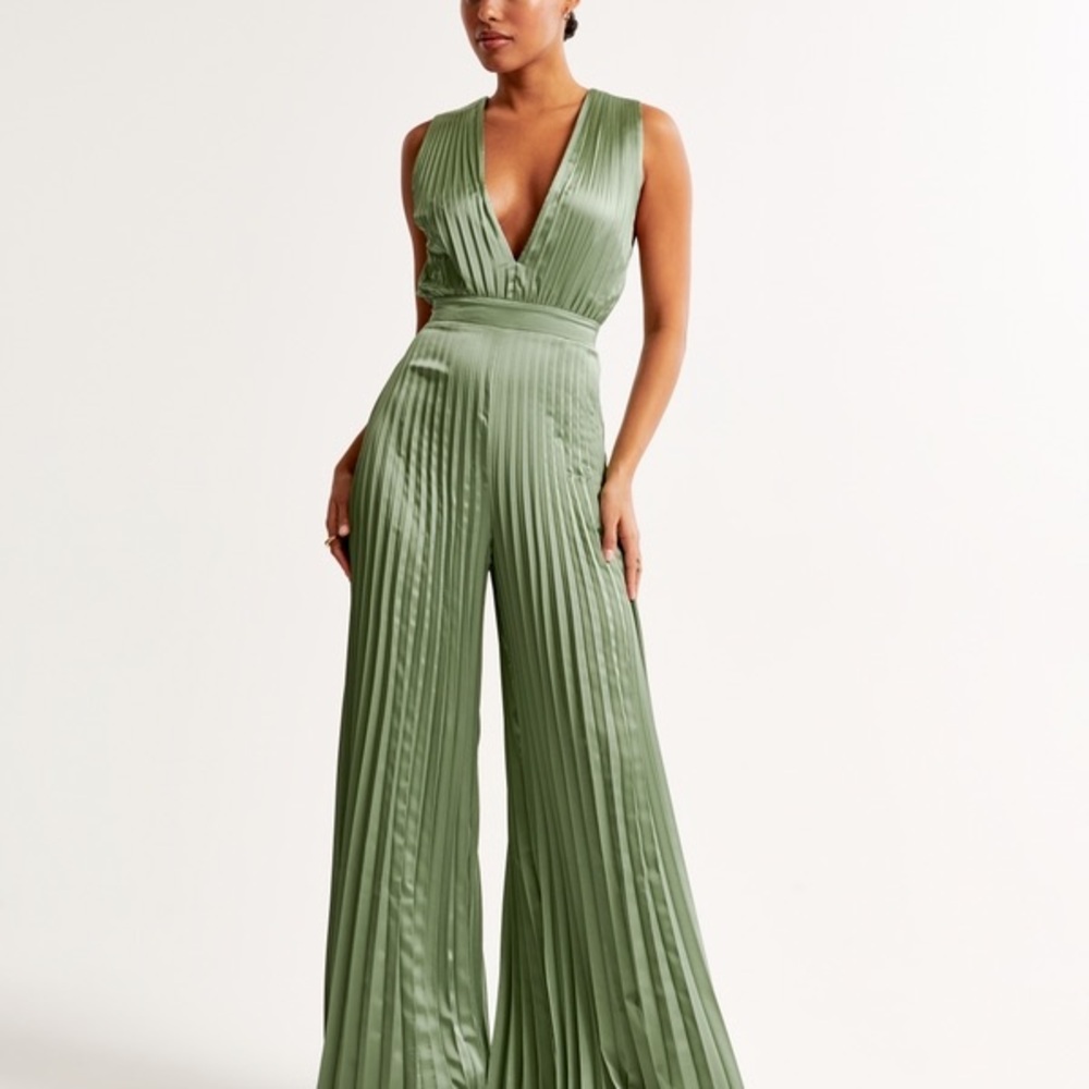 Abercrombie & Fitch Sage Green Giselle Pleated Jumpsuit • XXS Petite
